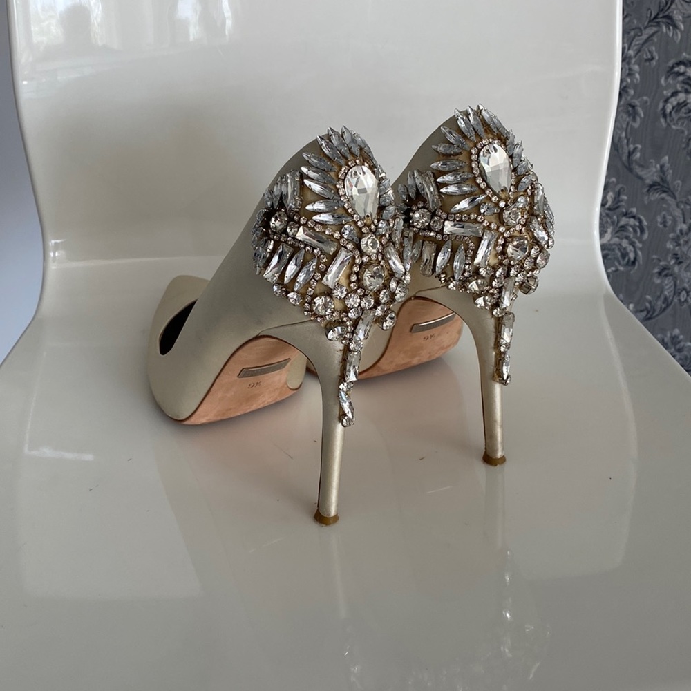 Badgley Mischka satin pumps 9 1/2